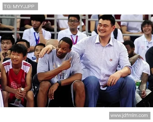 姚明挑战滑冰极限展现运动员风采与坚持精神