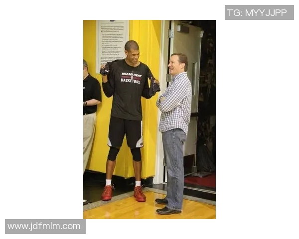 巴蒂尔与姚明完美配合展现篮球魅力共同书写NBA传奇篇章