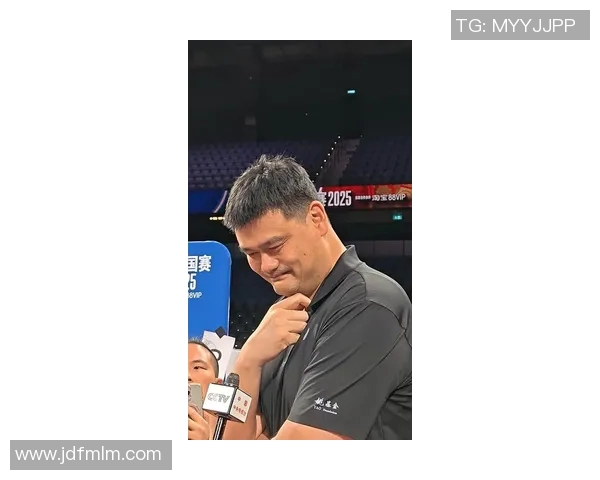 姚明错位摸头瞬间引发热议网友纷纷调侃身高差距带来的幽默感 姚明错位摸头瞬间引发热议网友纷纷调侃身高差距带来的幽默感