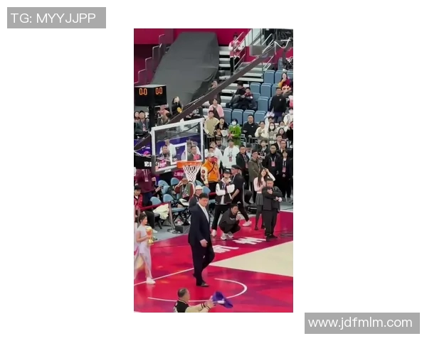 小女孩勇闯篮球场与姚明展开一场惊心动魄的对决之旅 小女孩勇闯篮球场与姚明展开一场惊心动魄的对决之旅