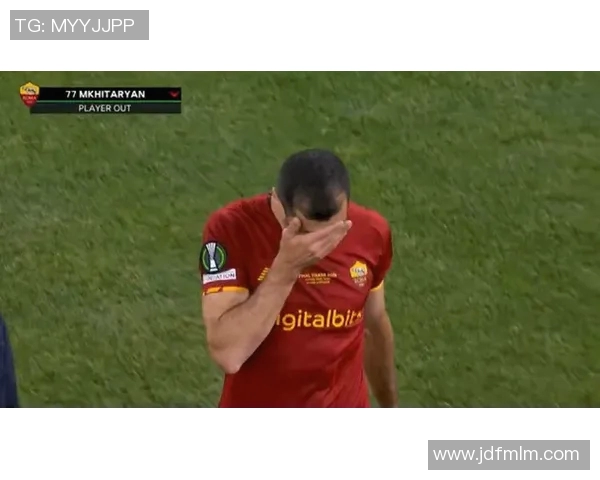 足球明星在赛场上泪流满面的感人瞬间回顾与深情解读 足球明星在赛场上泪流满面的感人瞬间回顾与深情解读