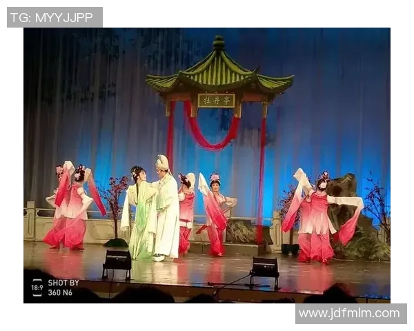 足球明星背后的戏剧人生与场上风采的精彩交织 足球明星背后的戏剧人生与场上风采的精彩交织