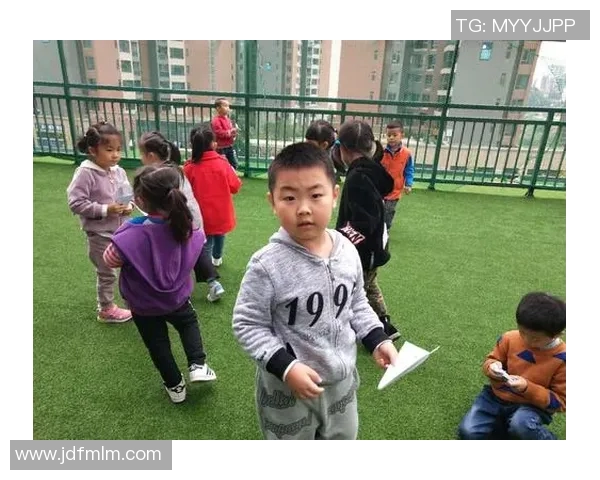 足球明星亲密互动瞬间揭秘他们转场时的温馨时刻与默契交流 足球明星亲密互动瞬间揭秘他们转场时的温馨时刻与默契交流