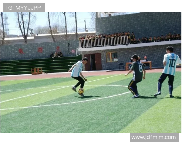 超炫足球明星海报图展现激情与梦想的完美结合，感受绿茵场上的无限魅力与荣耀