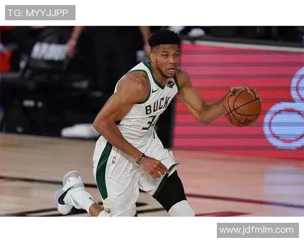 篮球明星巧妙捏制篮球展现惊人技巧与力量的完美结合